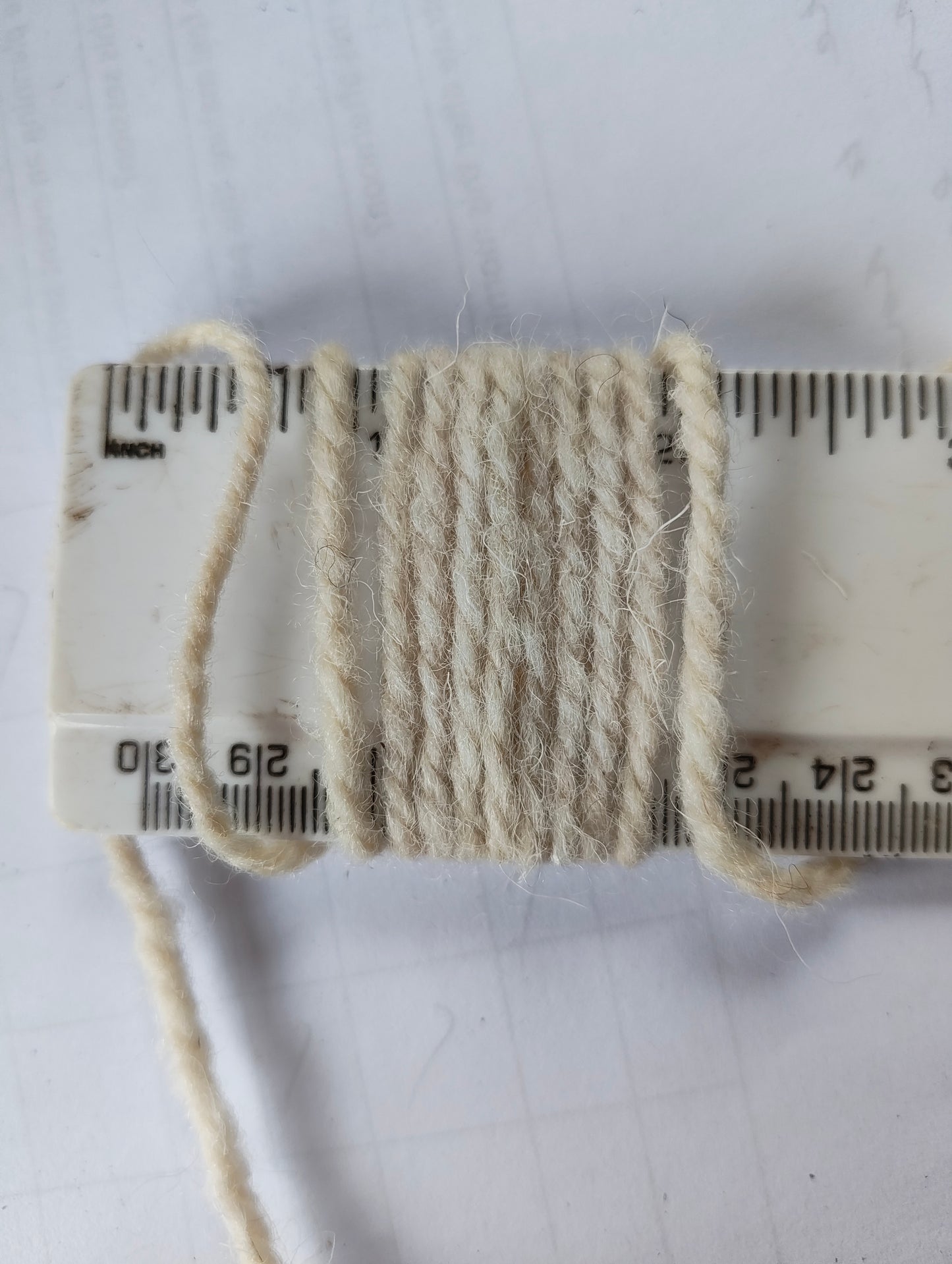 White Axminster weaving yarn showing a thickness of 9 wpi